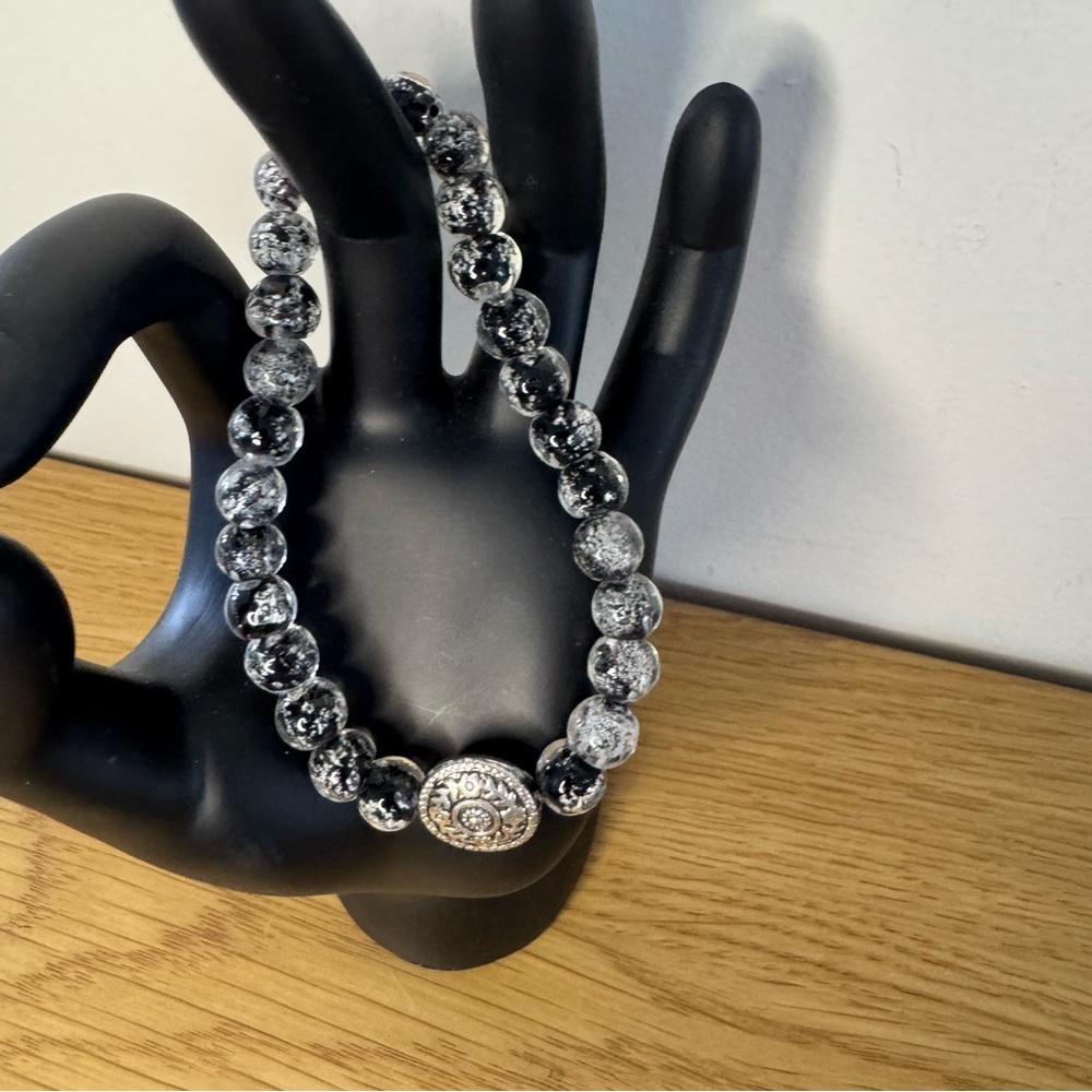Black & White Glass Beaded Elastic Bracelet Metal Antique Silver Carved Flower